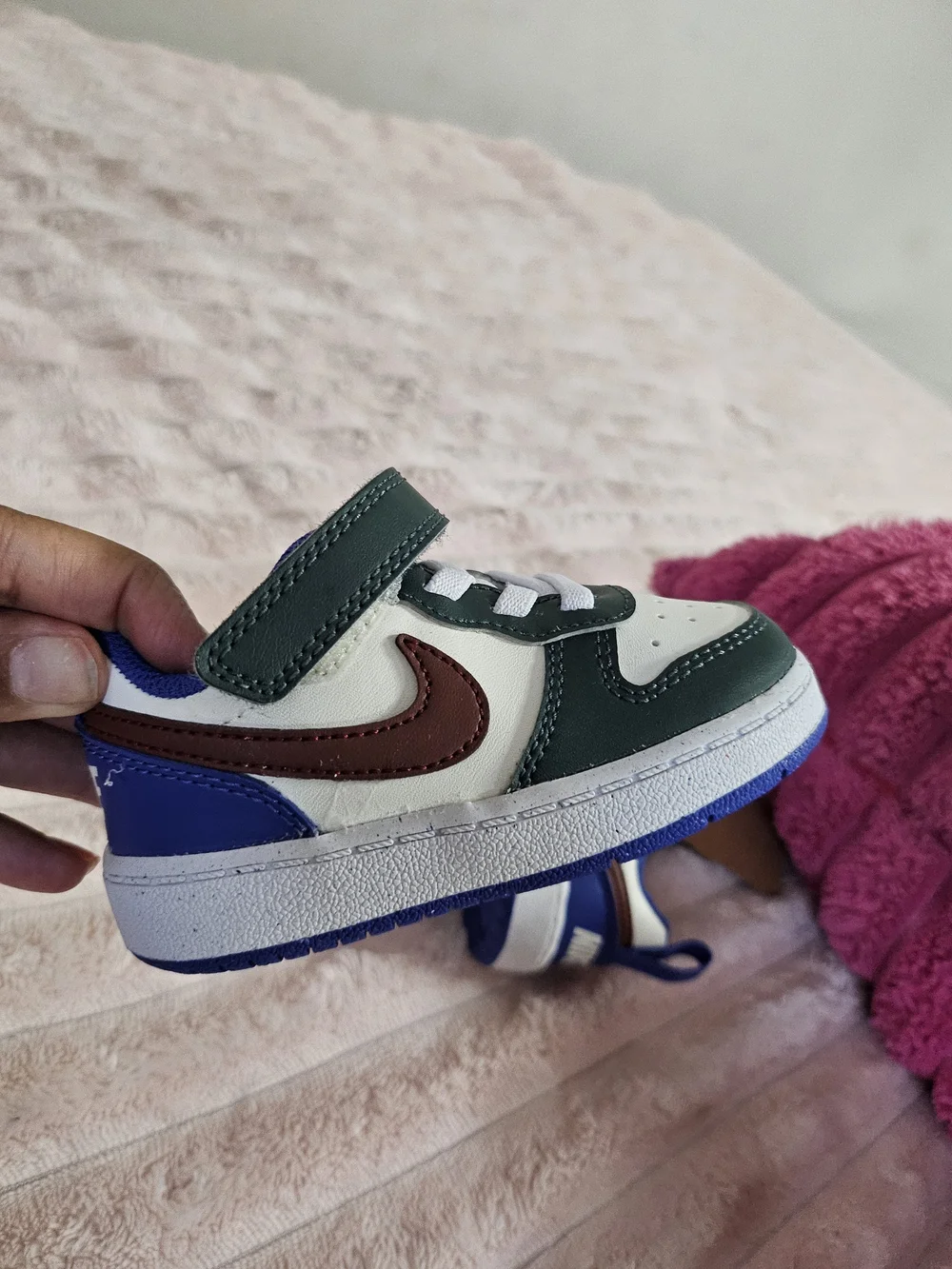 Nike Kids Low-Top Sneaker in Green, Blue & Burgundy